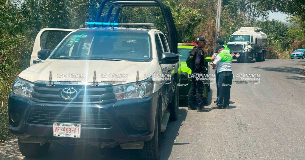 “Se descarrila el maíz”: vuelca remolque de pipa y cierran vialidad