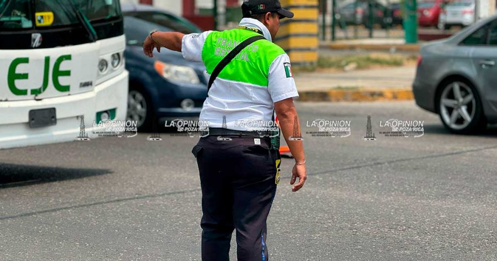¡Semáforo lo frenó… pero con la camioneta!