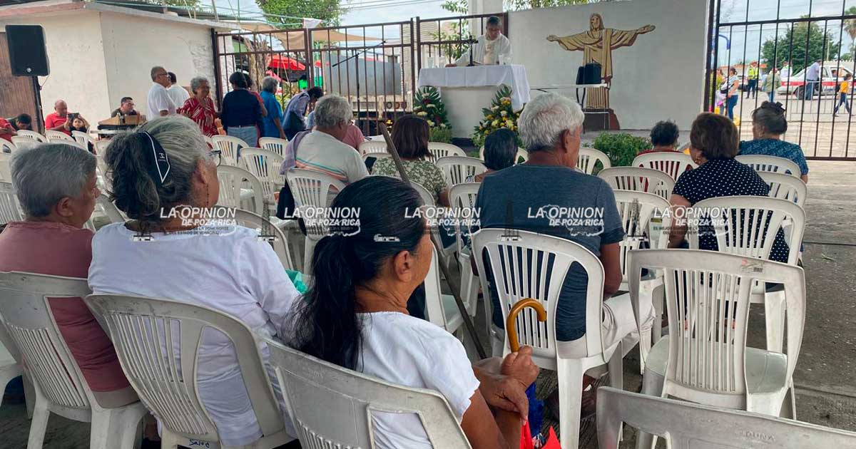 Desbordan su amor por mamá y visitan su tumba en el panteón Desbordan su amor por mamá y visitan su tumba en el panteón