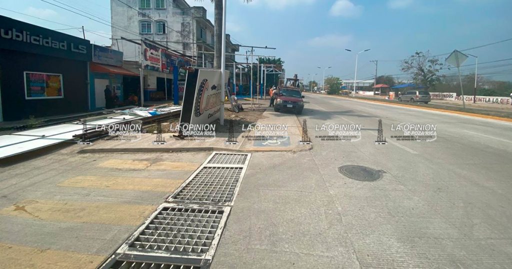 Con maquinaria, el alcalde de Coatzintla ordena destruir locales comerciales