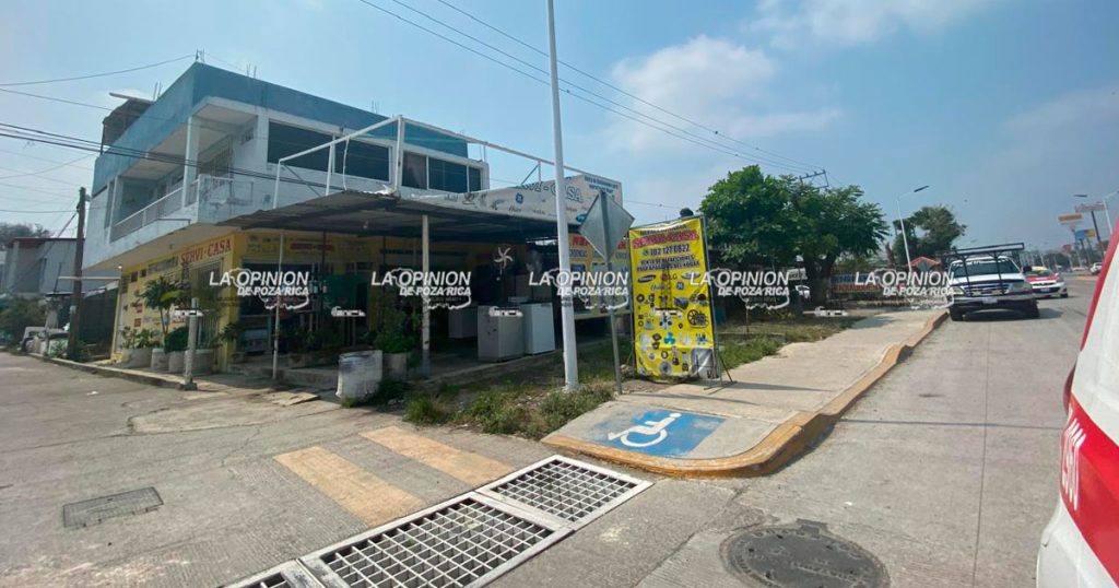 Con maquinaria, el alcalde de Coatzintla ordena destruir locales comerciales