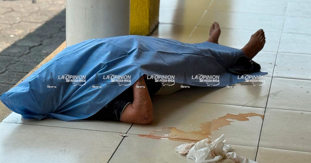 ¡No llegó a su destino; muere en baños de una gasolinera!