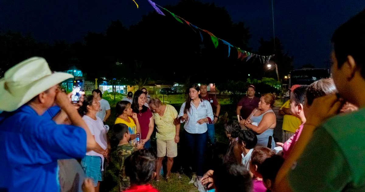 Vecinos reconocen trabajo de Adanely Vecinos reconocen trabajo de Adanely