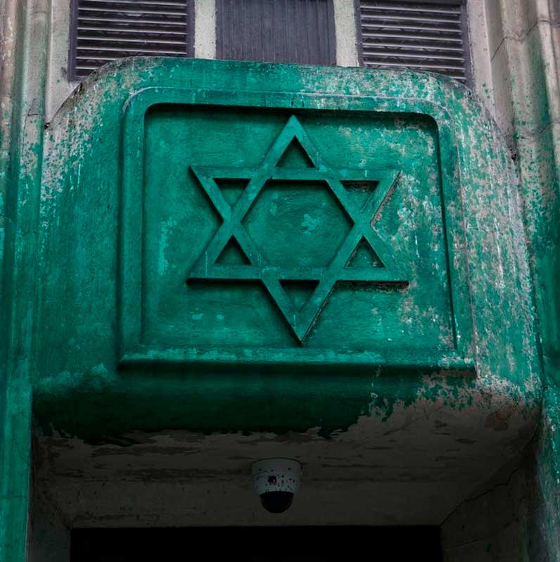 Dañan con pintura verde memorial del Holocausto Dañan con pintura verde memorial del Holocausto