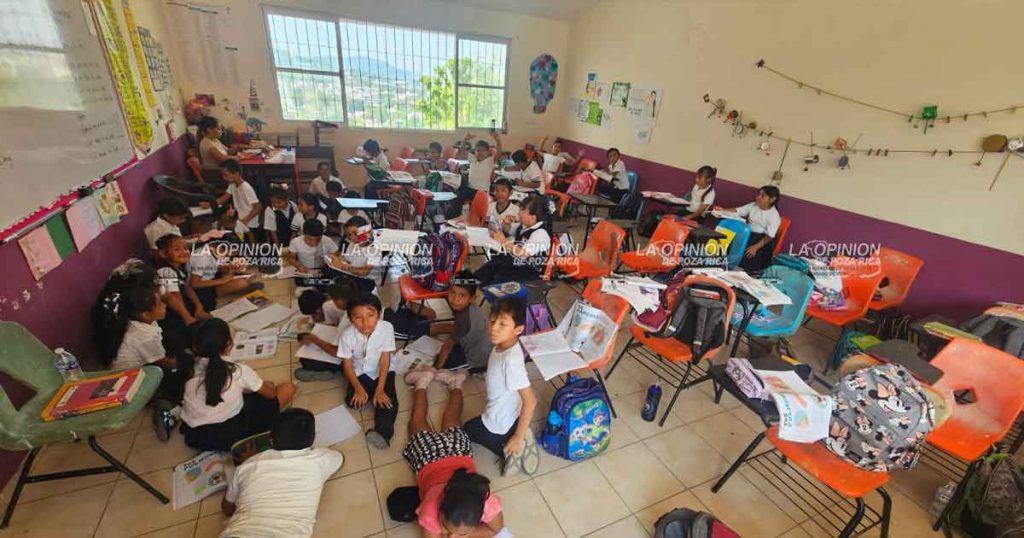 Toman clases fuera de los salones por terrible calorón Toman clases fuera de los salones por terrible calorón