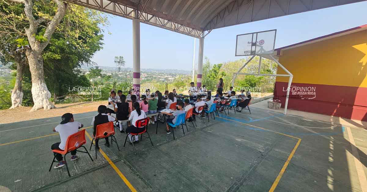 Toman clases fuera de los salones por terrible calorón Toman clases fuera de los salones por terrible calorón