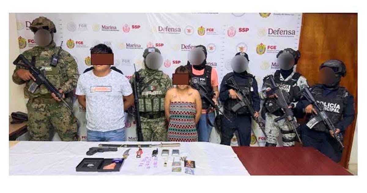 Aseguran droga y detienen a dos tras cateo Aseguran droga y detienen a dos tras cateo