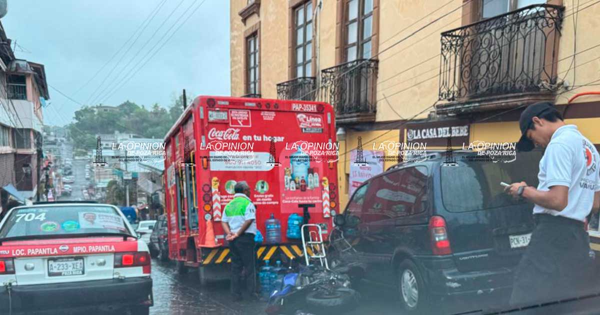 Camioneta terminó arriba de la banqueta Camioneta terminó arriba de la banqueta