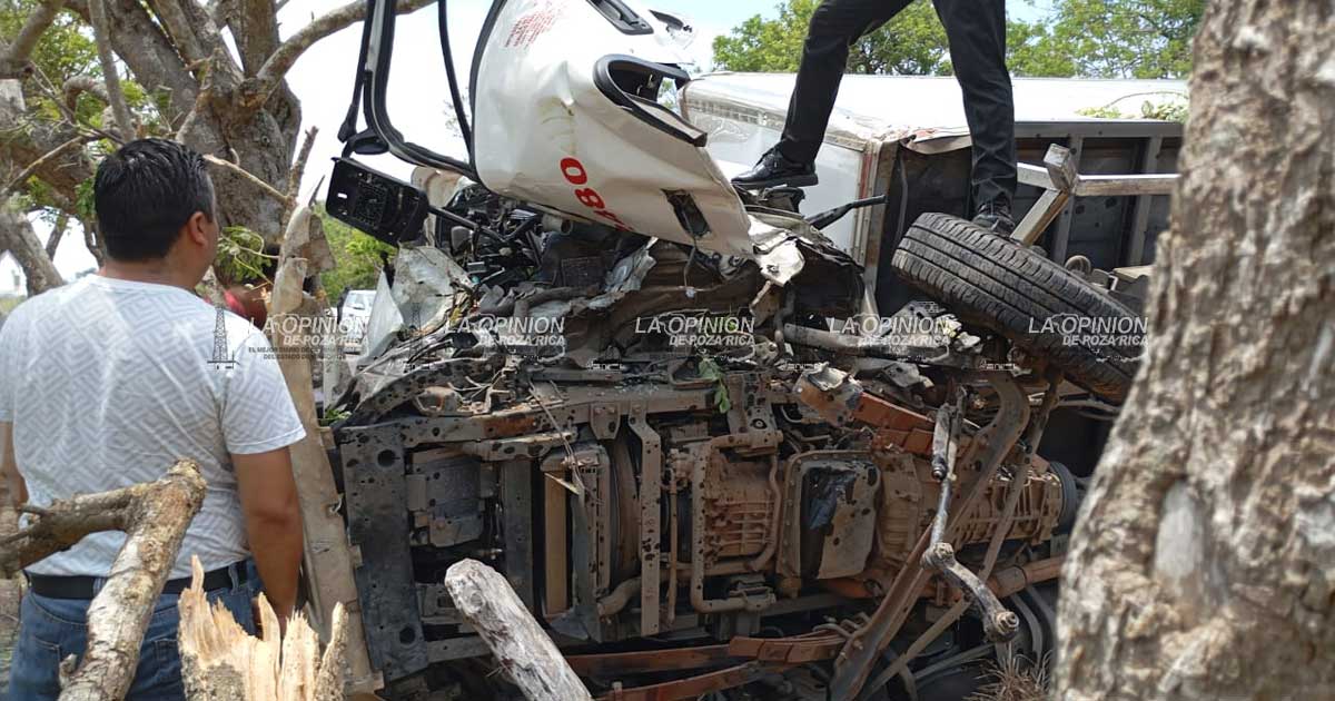 PC rescata a conductor prensado tras volcadura en carretera federal 180