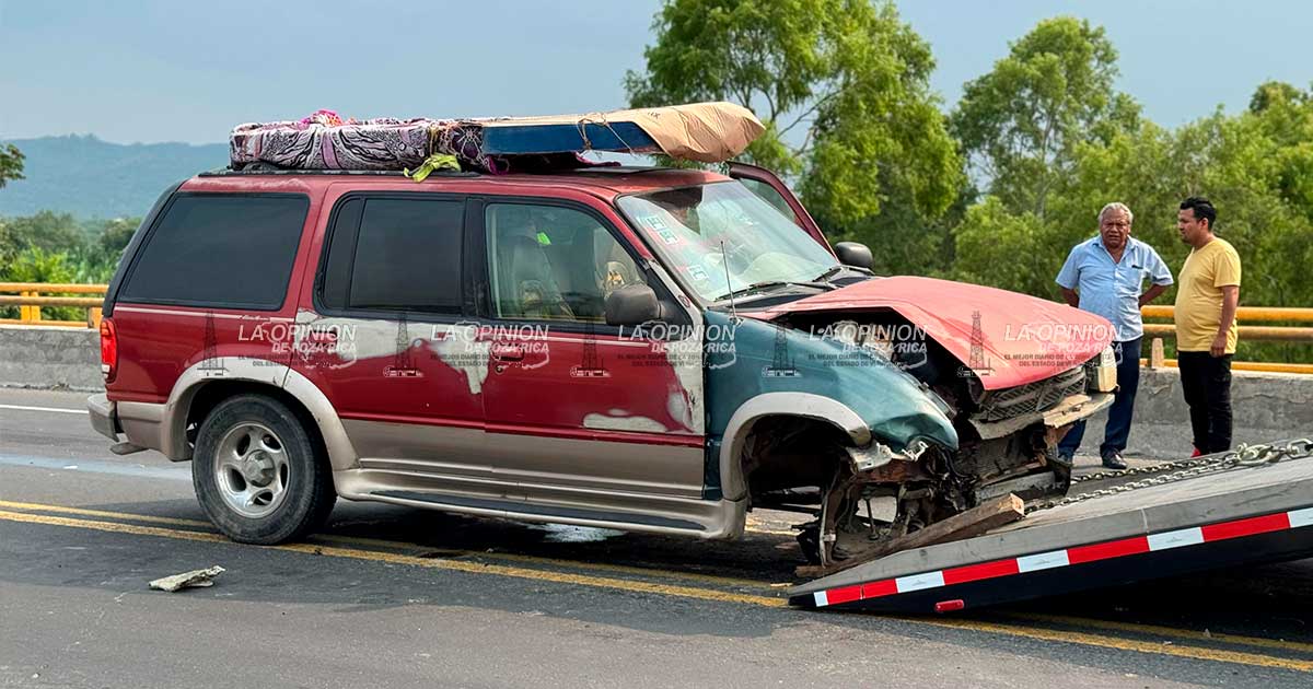 ¡Esquivó un vehículo, pero no el muro de contención! ¡Esquivó un vehículo, pero no el muro de contención!