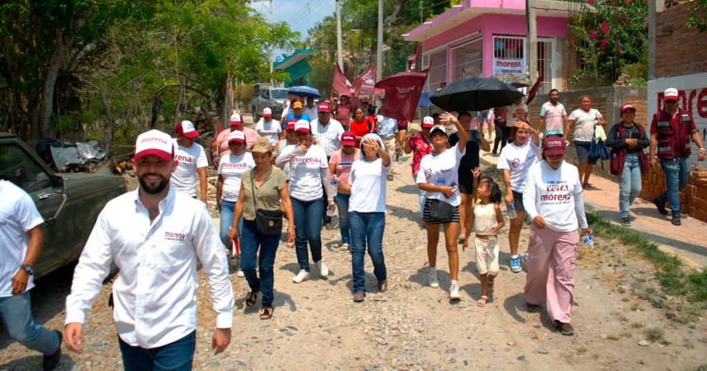 Jorge Alanís recorre La Laja y es recibido con gritos de “¡Presidente, presidente!”