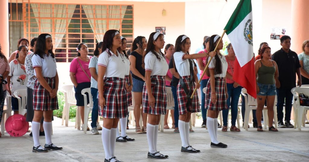 Impulsan el civismo y reconocen labor educativa