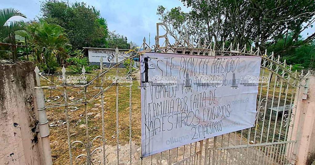 Bloquean carretera; exigen maestros Bloquean carretera; exigen maestros
