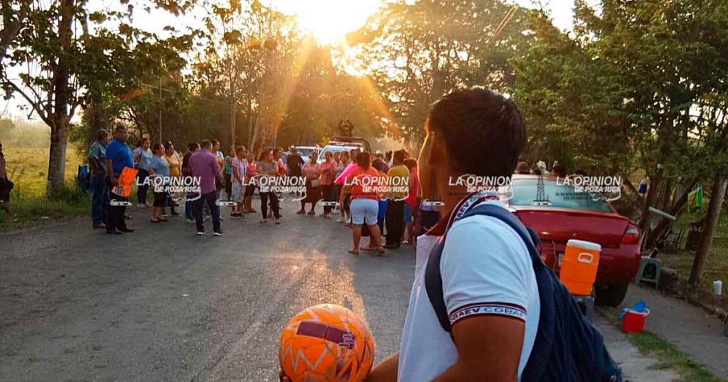 Bloquean carretera; exigen maestros Bloquean carretera; exigen maestros