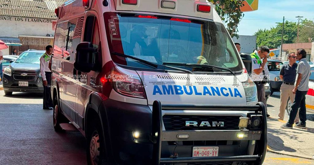 ¡Accidente entre taxis deja a una mujer lesionada!