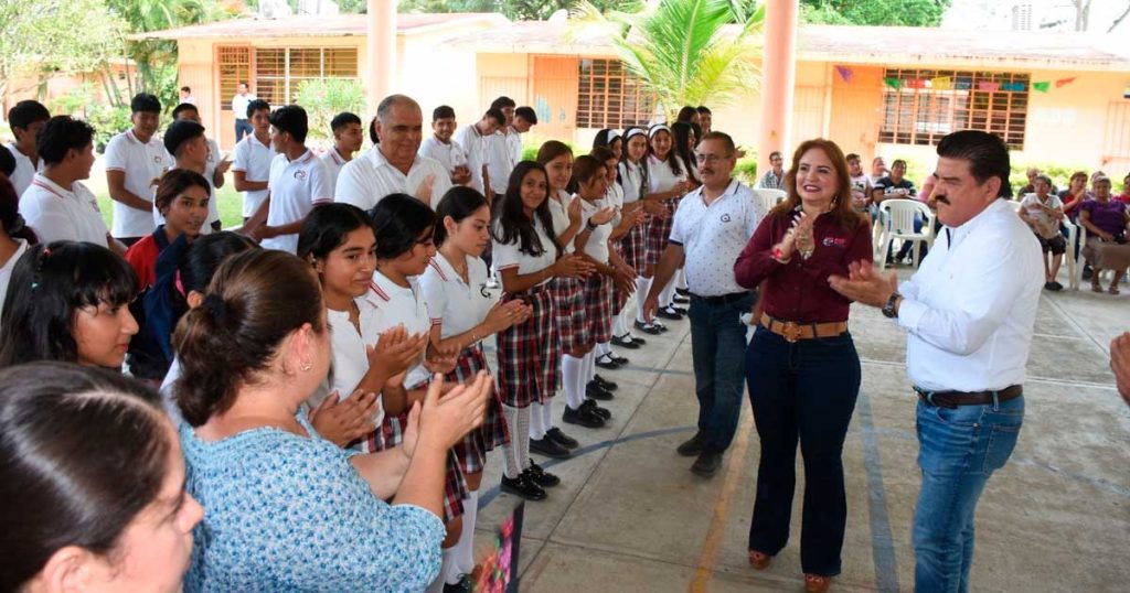Impulsan el civismo y reconocen labor educativa