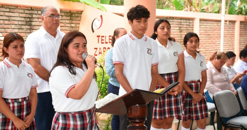 Impulsan el civismo y reconocen labor educativa
