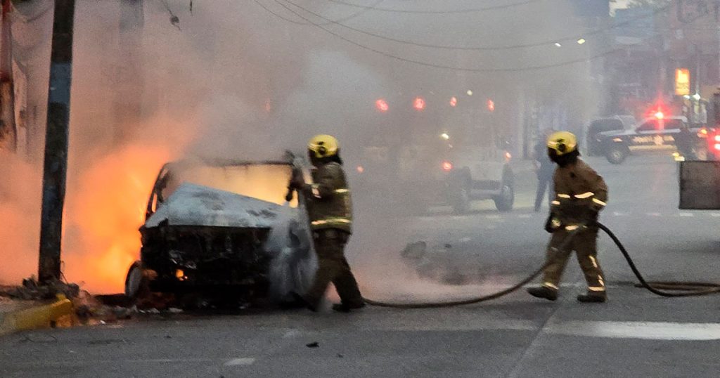 Camioneta choca, se incendia y queda reducida a chatarra