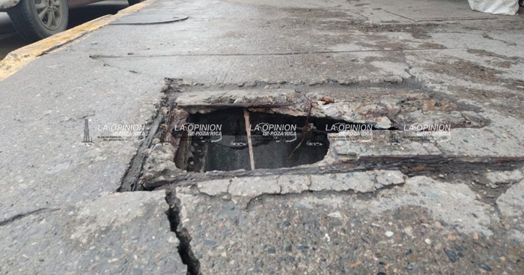 Calles del centro 'minadas' con registros rotos y hoyos peligrosos