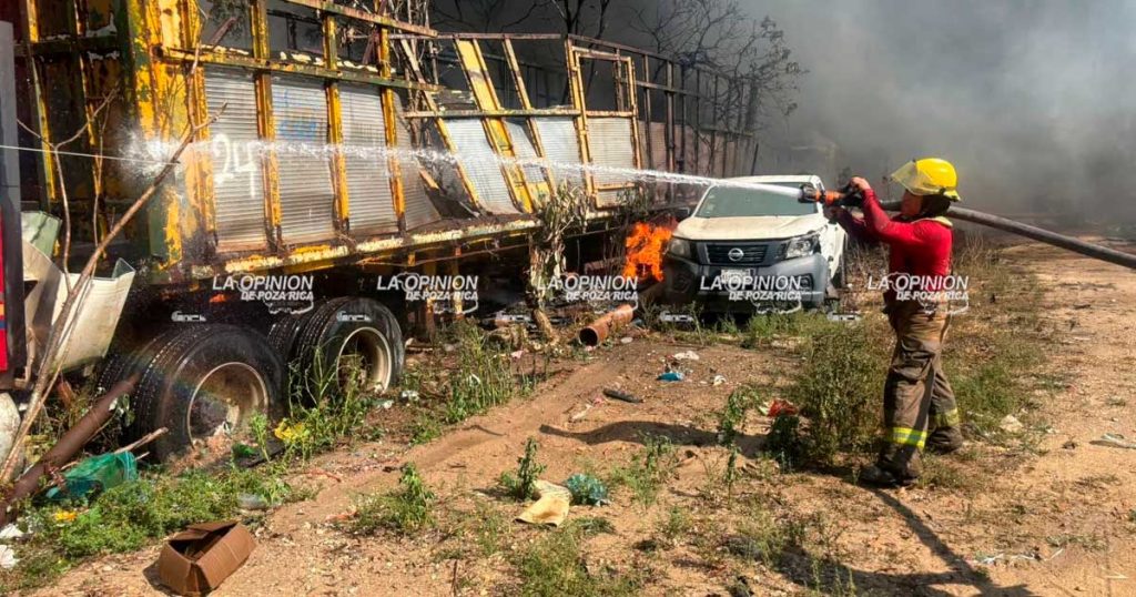 ¡Llamas y humo cubren autopista en Minatitlán!