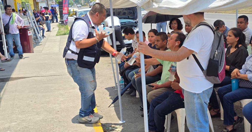 Implementan puntos móviles de hidratación por ola de calor en Poza Rica