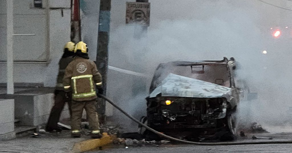 Camioneta choca, se incendia y queda reducida a chatarra