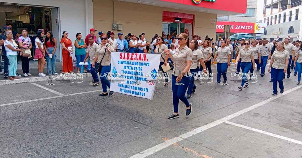 
Miles de trabajadores marchan en Tuxpan