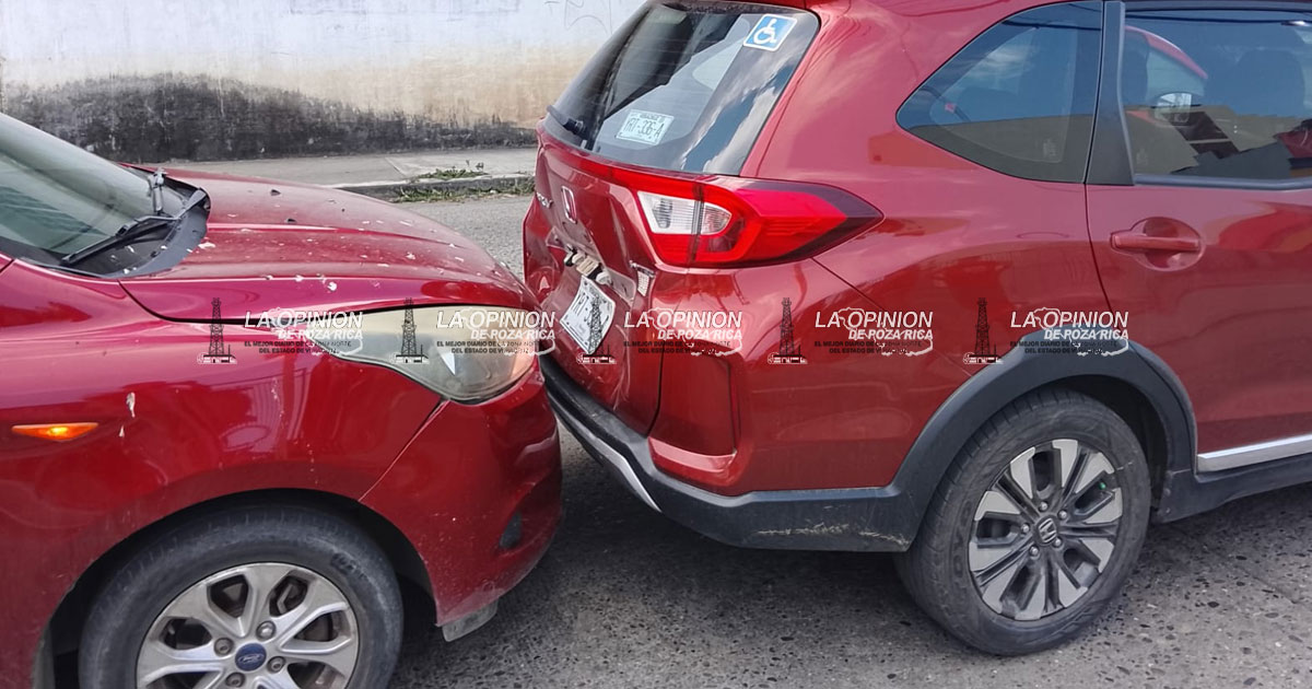 Choque por alcance de un Versa contra una camioneta Honda BRV Choque por alcance de un Versa contra una camioneta Honda BRV