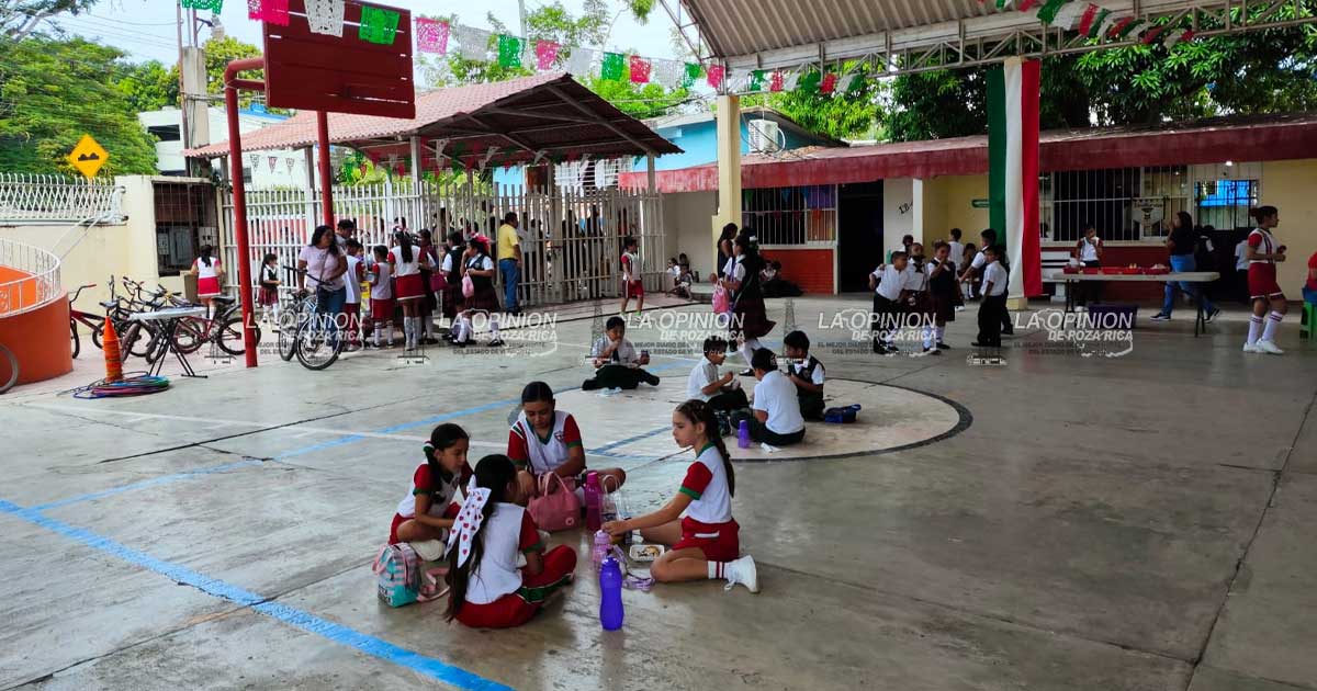 ¡Niños en escuela comen en el piso! ¡Niños en escuela comen en el piso!