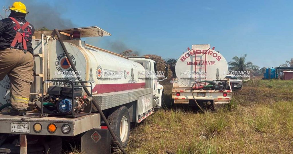 ¡Llamas y humo cubren autopista en Minatitlán!