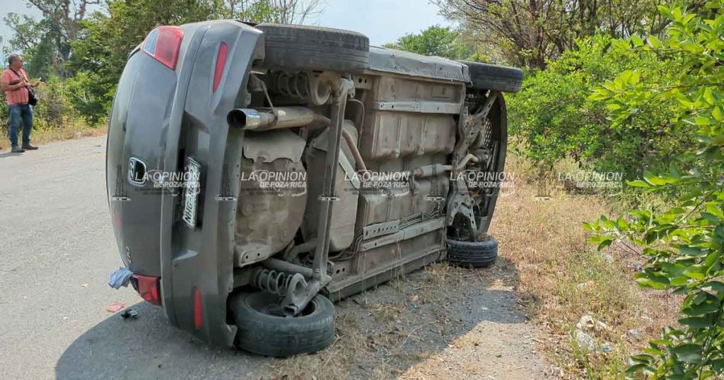 Vuelcan vehículo y lo dejan abandonado Vuelcan vehículo y lo dejan abandonado