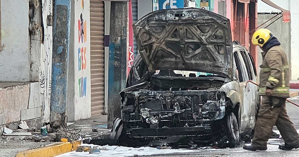 Camioneta choca, se incendia y queda reducida a chatarra