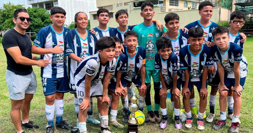 Futbolista de Coatzintla triunfa en Estados Unidos