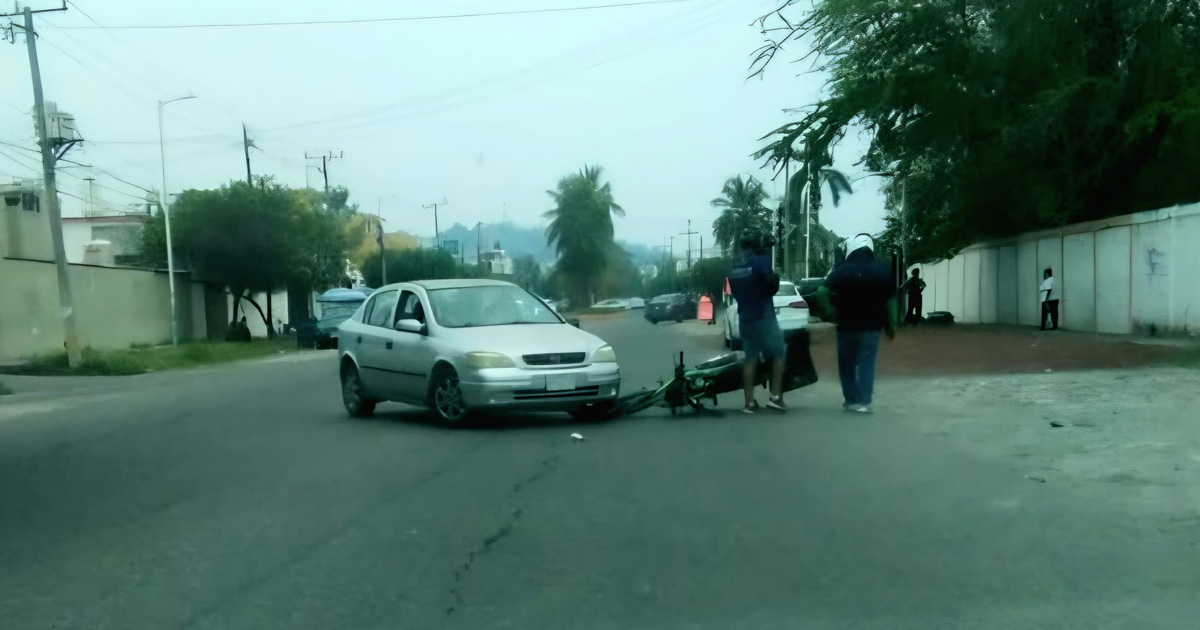 ¡Estudiante de enfermería derriba a motociclista! ¡Estudiante de enfermería derriba a motociclista!