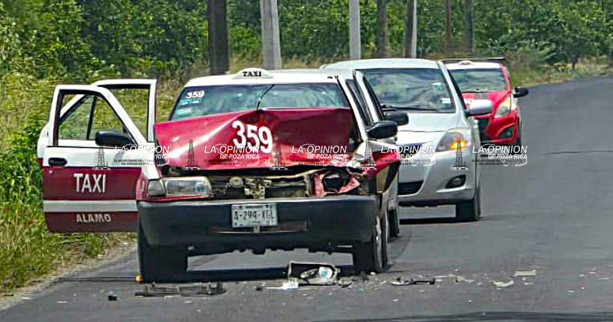 Choca taxi y camioneta; elevados daños materiales Choca taxi y camioneta; elevados daños materiales