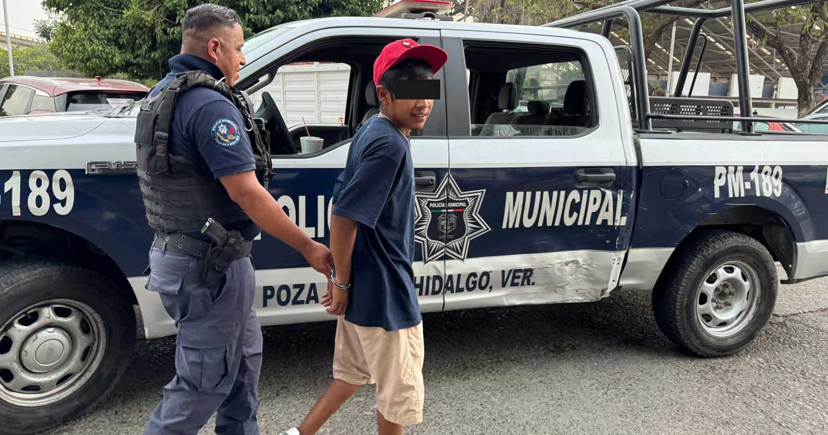 Detienen a joven por posesión de marihuana en mitin político de Poza Rica Detienen a joven por posesión de marihuana en mitin político de Poza Rica