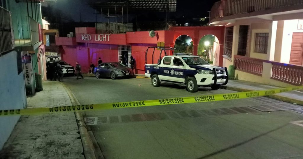 Hombre muere tras balacera en club nocturno