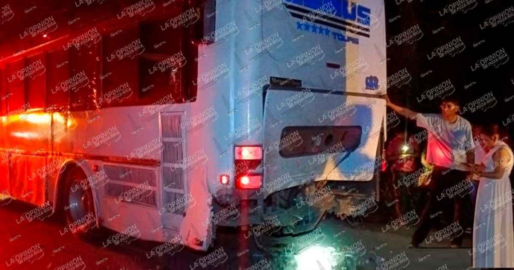 Fuerte choque por alcance deja dos lesionados graves Fuerte choque por alcance deja dos lesionados graves
