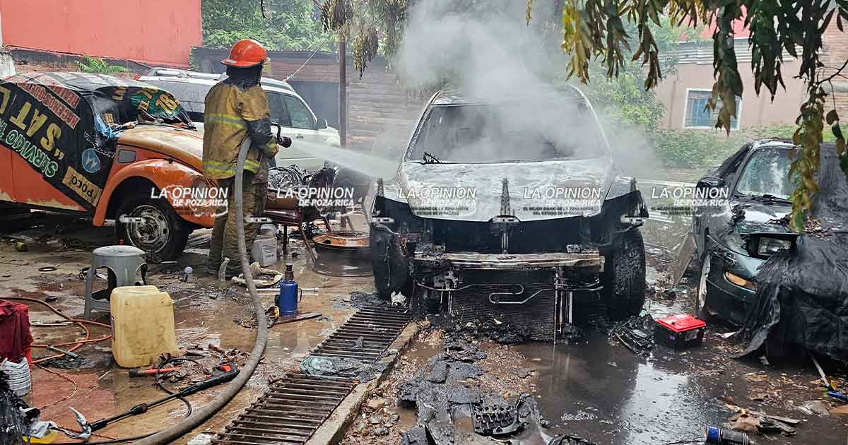 Camioneta se incendia dentro de taller en La Tajín Camioneta se incendia dentro de taller en La Tajín