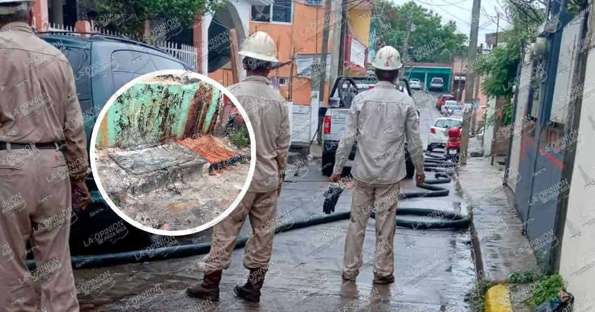 El colmo: con aserrín, PEMEX retira hidrocarburo regado en la colonia Laredo El colmo: con aserrín, PEMEX retira hidrocarburo regado en la colonia Laredo
