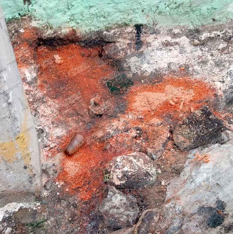 El colmo: con aserrín, PEMEX retira hidrocarburo regado en la colonia Laredo El colmo: con aserrín, PEMEX retira hidrocarburo regado en la colonia Laredo