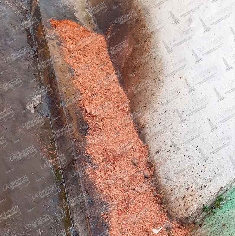 El colmo: con aserrín, PEMEX retira hidrocarburo regado en la colonia Laredo El colmo: con aserrín, PEMEX retira hidrocarburo regado en la colonia Laredo