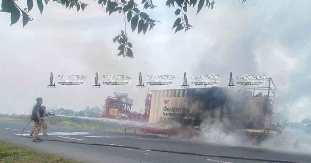 Se incendia remolque de un tráiler Se incendia remolque de un tráiler
