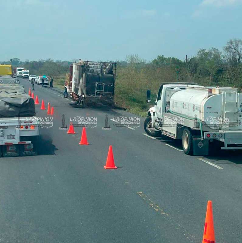 Se incendia remolque de un tráiler Se incendia remolque de un tráiler
