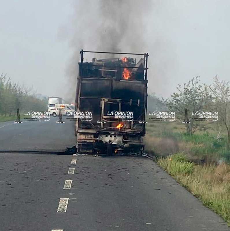 Se incendia remolque de un tráiler Se incendia remolque de un tráiler