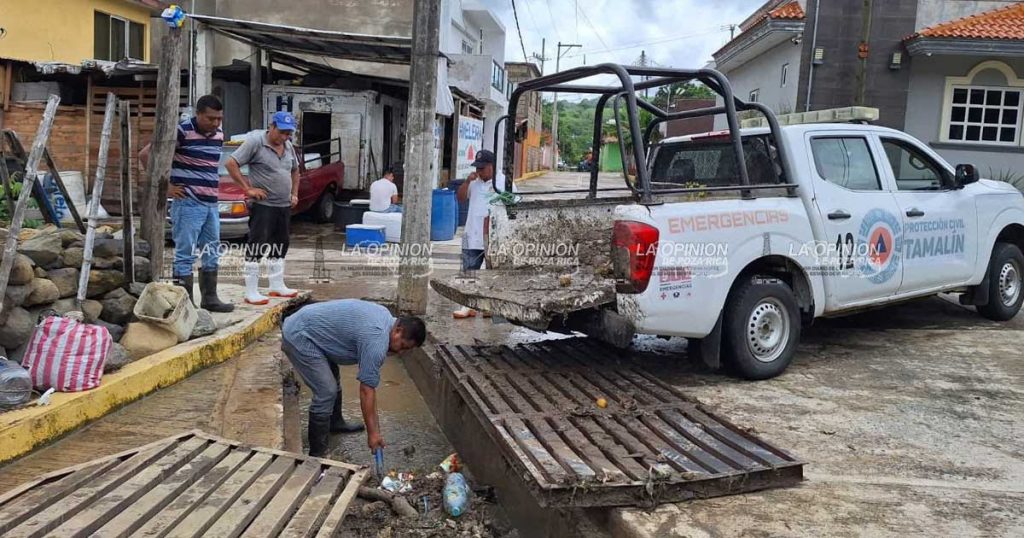 Desazolvan los drenes Pluviales en Tamalín