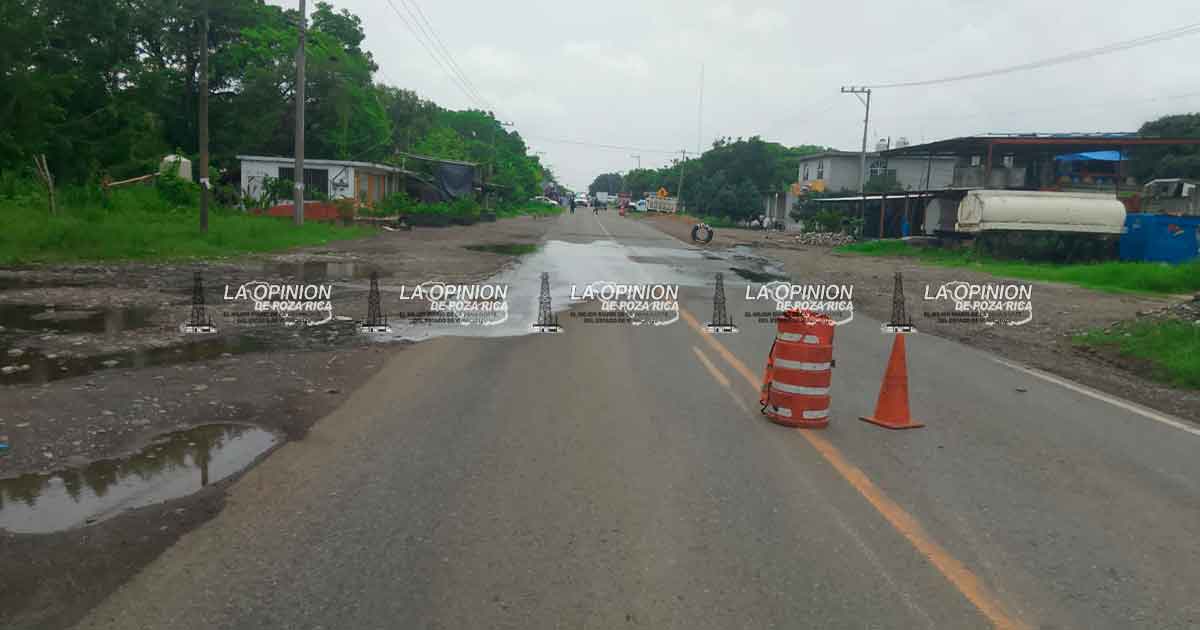 Cierran carretera por derrame de ducto Cierran carretera por derrame de ducto
