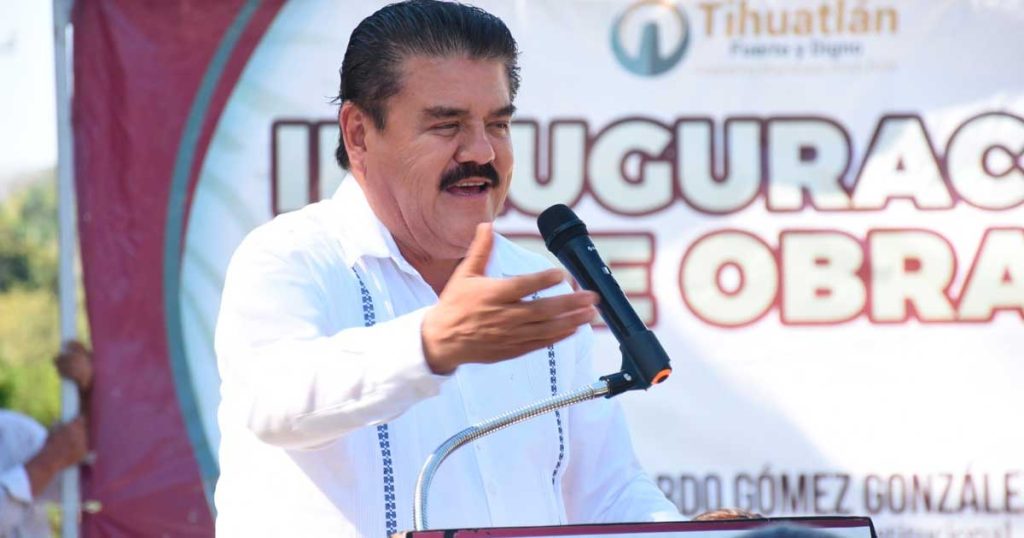 Leobardo Gómez González continúa entregando obras