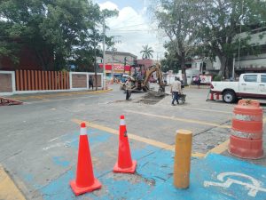Le meten mano a drenaje colapsado frente al palacio municipal