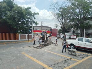 Le meten mano a drenaje colapsado frente al palacio municipal